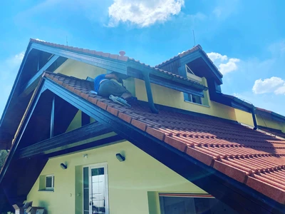 Nátěr dřevěného podbití