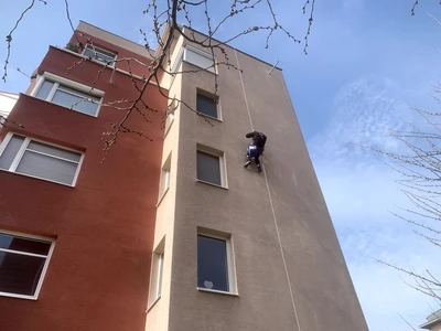 Oprava vyklovaných děr na zateplené fasádě