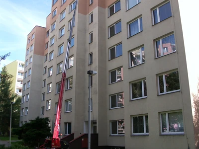 Čištění fasády s hydraulickou plošinou DENKA DL30.