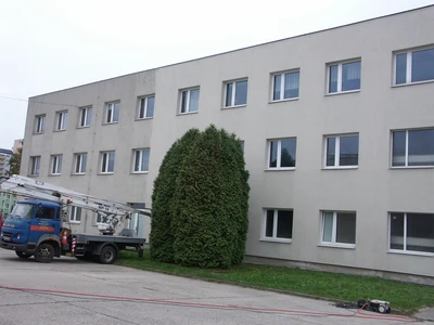 Průběh čištění fasády a následné provedení fungicidní ochranné impregnace proti řasám. 