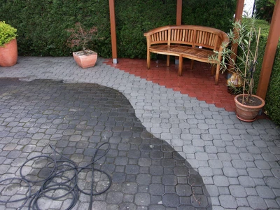 Průběh čištění zámkové dlažby. Posezení bude zase o něco příjemnější.