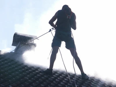 Čištění střechy je ale tvrdá a náročná práce. Bez zkušeností a znalostí může být docela i nebezpečná.