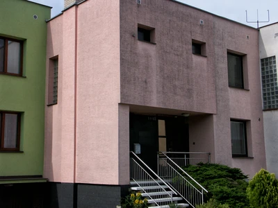 Fasáda před čištěním