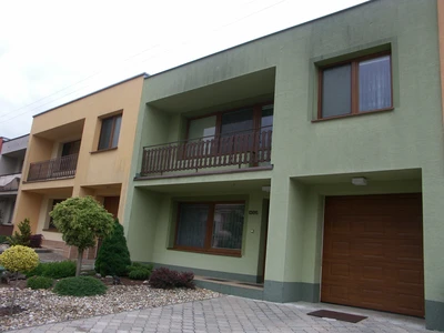 Fasáda před čištěním